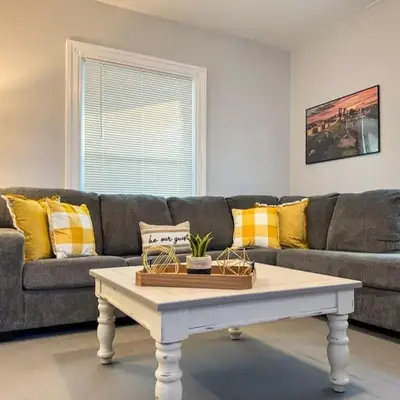 Spacious 4 bedroom Sleeps 8 with 7 Beds plus Parking