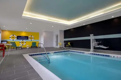 a swimming pool in a hotel room with a restaurant at Tru By Hilton Anderson in Anderson