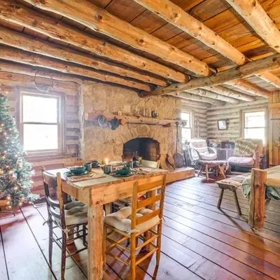 1800s Romantic Cabin! Fireplace and 3 Jacuzzi Tubs
