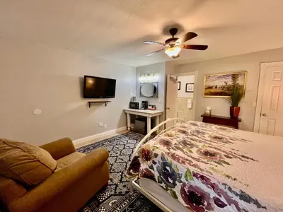 a bedroom with a bed and a ceiling fan at The Mount Vernon Inn in Mount Vernon