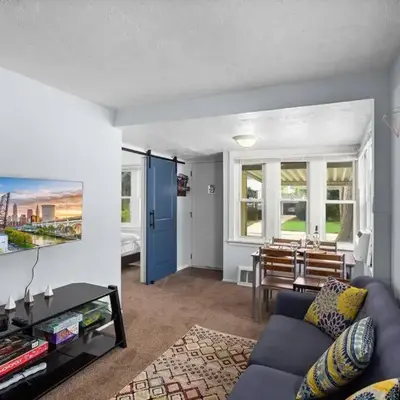Cozy Bungalow 10 Min to DTWN CLE