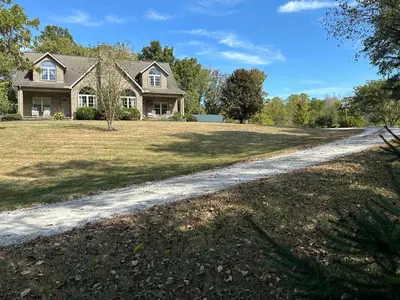 a driveway leading to a house at Owl's Nest Retreat in Russellville
