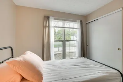 a bedroom with a bed and a window at 8 Mi to Downtown Pet-Friendly Columbus Home in Columbus