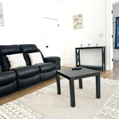 Downtown Retreat - Cozy First Floor