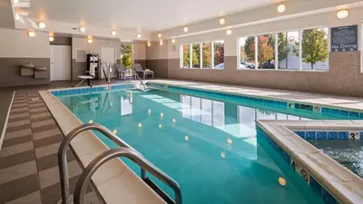 a swimming pool with blue water in a hotel at Best Western Plus Boardman Inn & Suites in Poland