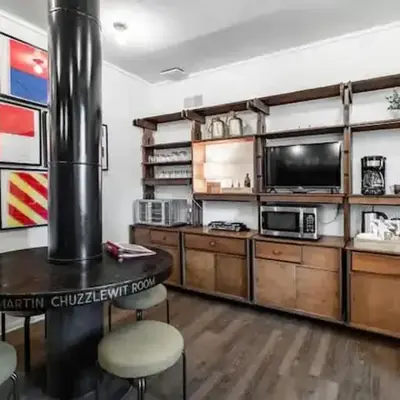 Spacious Riverfront Suite - Close to Downtown