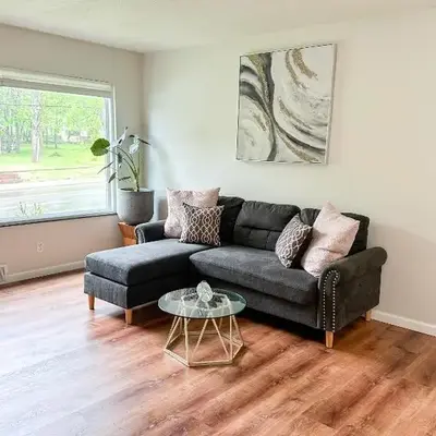 Akron Abode - 2pm Check In & Out