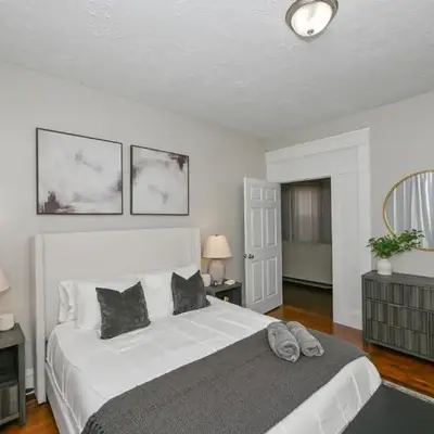 3 Bed Spacious 1st Floor Apt at Tremont