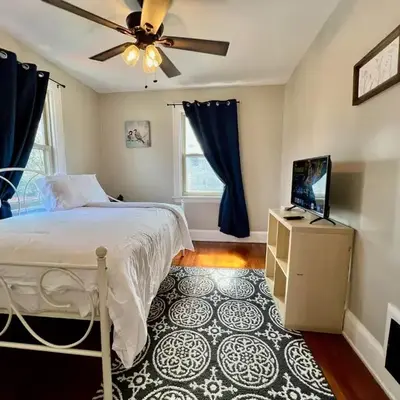 Cozy Bungalow Quiet Neighborhood Queen Bed Suite 3 10 Min to Downtown