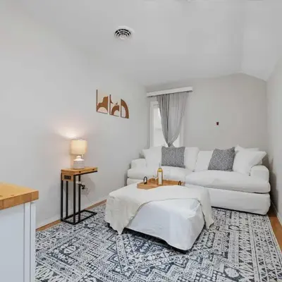 Vintage West Central Apt Walkable Free Parking!