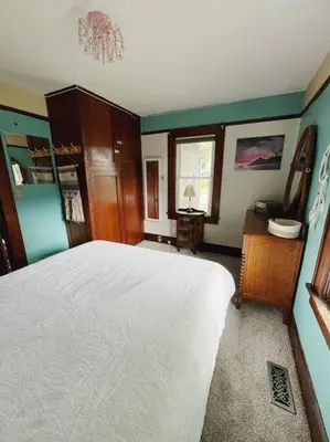 a bedroom with a large white bed in a room at Pendleton Getaway in Pendleton