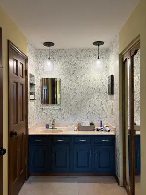 a bathroom with a blue sink and a mirror at Bluegrass Resort - Nature rich escape, Between the Creation & ARK, Fully equipped kitchen, Pet friendly, Fire pit in Union