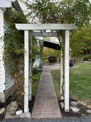 a white pergola with a walkway next to a house at Bluegrass Resort - Nature rich escape, Between the Creation & ARK, Fully equipped kitchen, Pet friendly, Fire pit in Union