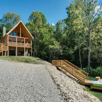 Stone Lake Lodge - Lakeside Cabin - Stocked Pond