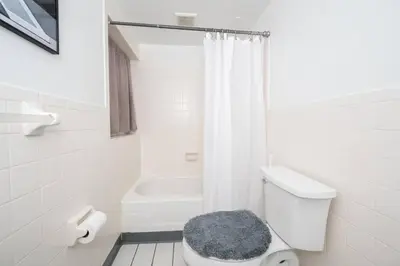 Gallery image of Crystal Ethan Lodge - 5 Bedroom Home in Cincinnati