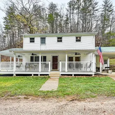 On 220 Acres! Hot Tub Haven in West Liberty
