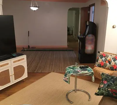 a living room with a couch and a tv at Tropical Deco in Toledo in Toledo