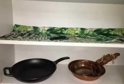 a frying pan and a bowl on a stove at Tropical Deco in Toledo in Toledo
