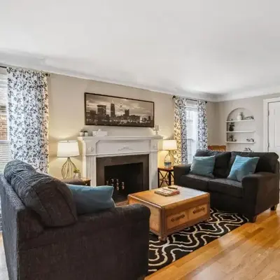 The Henry House I Pet Friendly Cozy Convenient