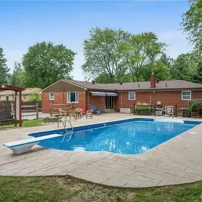 Just like home w Pool & Pool table
