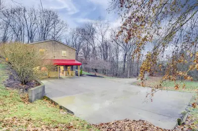 a large parking lot in front of a building at 34 Mi to Ark Encounter Kentucky Family Farmhouse in New Richmond