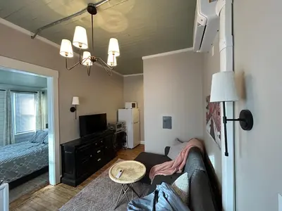 a living room with a couch and a bed at Davenport House in Springfield in Springfield