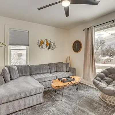3 Mi to Downtown Youngstown Updated Apartment