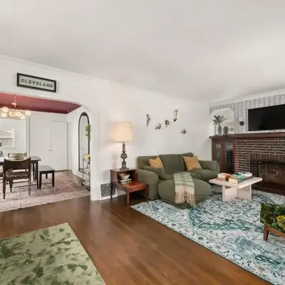 Hot Tub - Game Room - Chic & Spacious - Sleeps 10