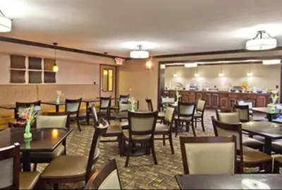 a restaurant with tables and chairs in a room at Quality Inn Chillicothe in Chillicothe