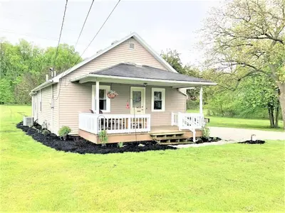 a small house with a porch and a yard at Rabus GIANT Yard and Parking Nature Shopping in Fort Wayne