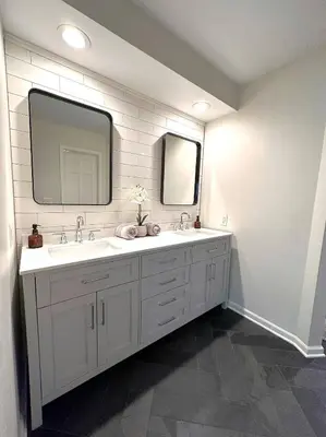 a bathroom with two sinks and a large mirror at Four Oaks Ranch in Marion
