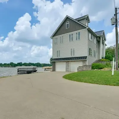 Hot Tub and Dock Waterfront Lake Hamilton Home