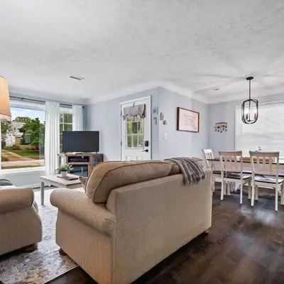 Modern 3Bed Home Near CLE With Private Backyard