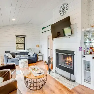 1 Mi to Marina Cabin with Views Near Atwood Lake!