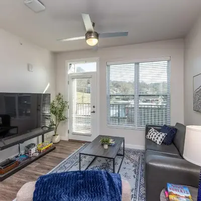 Modern Stay Close to Dining & Entertainment
