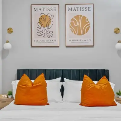 OTR King Bed Free On Site Parking Gym Pool Club Room