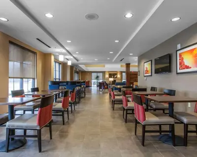 a dining room with tables and chairs in a restaurant at Comfort Suites-Youngstown North in Youngstown