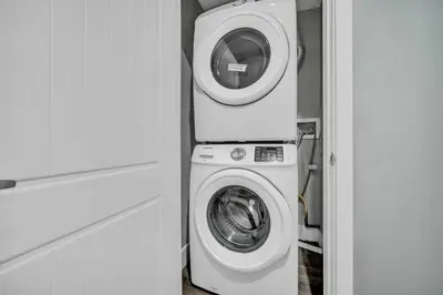 a washing machine and a washer in a room at Cle Suites 2BR 1BA 5 min Walk to Cle Clinic Unit 4 in Cleveland
