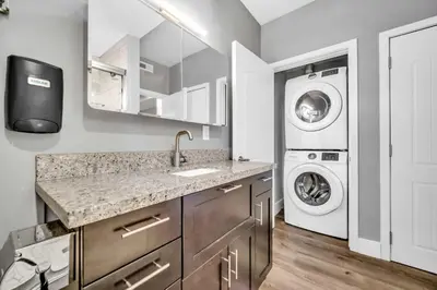a kitchen with a washing machine and a washer and dryer at Cle Suites 1BR 1BA 5 min Walk to Cle Clinic #11 in Cleveland