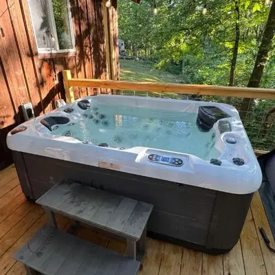Hot tub - Near the Gorge and Cave Run
