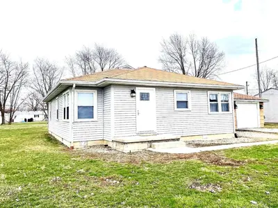 a small white house in a grassy yard at Emerald - GREAT PARK, 3br, Yard, Pet-Friendly in Paulding