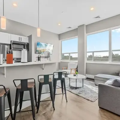 Modern 1 Bedroom Apartment with 2 TVs Fast WiFi and Free Parking