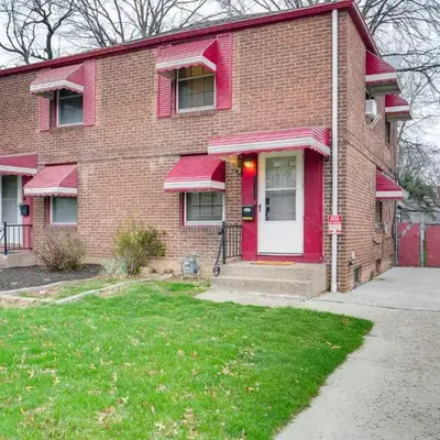 2 Mi to Lake Erie Home with Yard in Euclid!