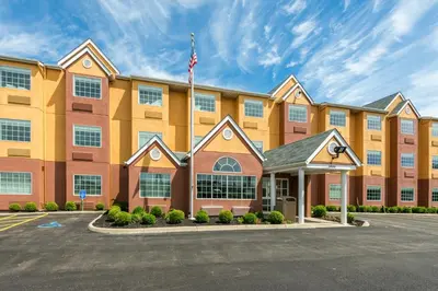 an exterior view of a hotel with an american flag at Quality Inn Grove City - Columbus South in Grove City