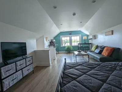 a living room with a couch and a flat screen tv at Bright Studio Stay Downtown in Columbus