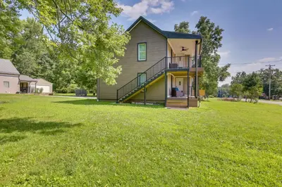 a home with a large yard with a house at 3 Mi to Downtown Youngstown Apt with Deck! in Youngstown