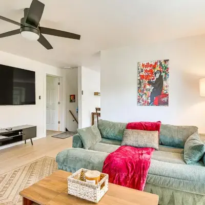3 Mi to Downtown Youngstown Apt with Deck!