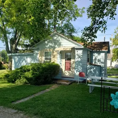 Charming Beach Cottage Along Lake Erie near Cleveland
