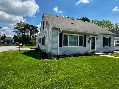 a white house with a green lawn in front of it at Hawks Nest in Marion