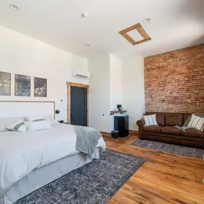 Courthouse Suite - Room 1